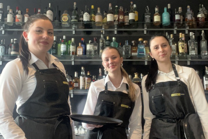 Studentky z 2.C na cateringu v Makro Akademii