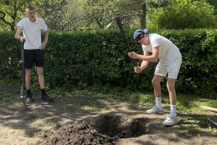 Sázení stromu s 1.D ke Dni Země